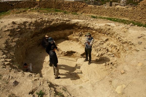 دخمه زرتشتیان قلعه خلچان در تفرش مسقف می گردد