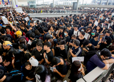 تصاویر روز: از تجمع تظاهرکنندگان در فرودگاه هنگ کنگ تا شترسواری گردشگران در چین