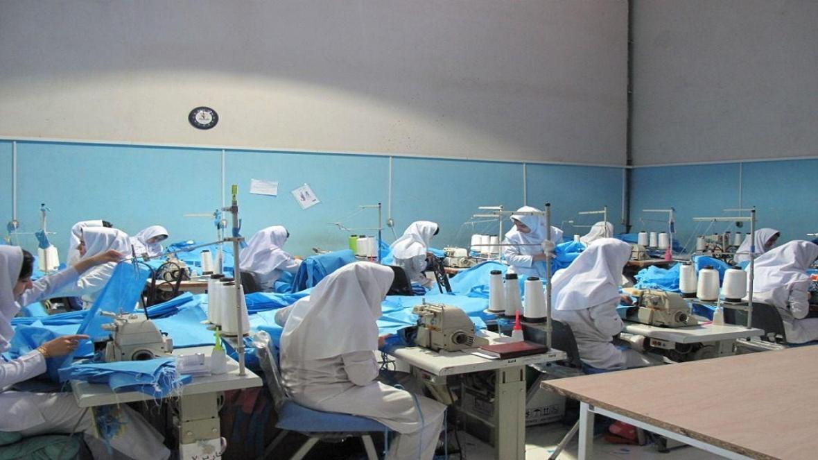 فراوری لباس بیمارستانی به همت زنان سرپرست خانوار در آبیک